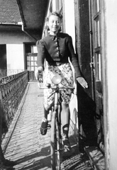 1948, Fortepan, bicycle, courtyard balcony, lady, sandal, summer dresses, cardigan, Fortepan #6782