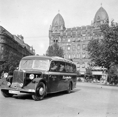 Magyarország, Budapest V., Szabadság tér, háttérben az Aulich utca - Perczel Mór utca között álló Sváb üzlet- és bérház., 1943, Fortepan, közlekedés, autóbusz, német gyártmány, utcakép, Mercedes-márka, rendszám, Budapest, Fortepan #6785