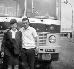 Hungary, Budapest II., Pasaréti tér. A felvétel egy Ikarus 556 típusú autóbusz előtt készült., 1970, Fortepan, portrait, cigarette, smoking, uniform, bus, Hungarian brand, tableau, Ikarus-brand, number plate, Budapest, Fortepan #6789