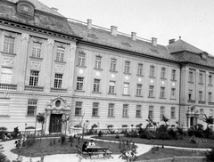 Magyarország, Sopron, Ferenczy János (Gróf Klebelsberg Kuno) utca 5., Isteni Megváltóról Nevezett Nővérek Szent József Intézete (később Nyugat-magyarországi Egyetem Benedek Elek Pedagógiai Kar) kert felőli homlokzata., 1938, Fortepan, park, egyetem, Fortepan #6824