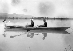 Magyarország, evezősök Vác környékén. A háttérben a Visegrádi-hegység és a dunabogdányi kőfejtő látható., 1925, Fortepan, zászló, nők, víztükör, csónak, evezés, evező, Fortepan #6853