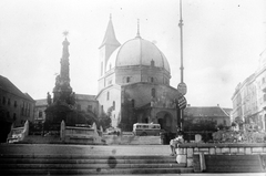 Magyarország, Pécs, Széchenyi tér, Szentháromság-szobor, szemben a Dzsámi és előtte az Örökmécses., 1937, Gyöngyi, reklám, templom, autóbusz, fotózás, Fortepan #6873