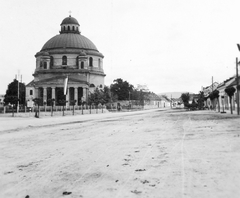 Magyarország, Esztergom, Rudnay Sándor tér a Táti út felé nézve, balra a Szent Anna-templom., 1938, Gyöngyi, épített örökség, építészet, klasszicizmus, Packh János-terv, Fortepan #6890