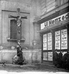 Magyarország, Budapest V., Ferenciek tere, kőkereszt a Belvárosi Ferences templom bejárata mellett., 1919, Fortepan, templom, életkép, barokk-stílus, katolikus, kereszt_jelkép, feszület, Budapest, Ferences rend, Fortepan #6948