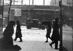 Hungary, Budapest VIII., Rákóczi út, szemben az 1. szám alatti üzletsor, a régi Nemzeti Színház bérházának maradványában., 1932, Fortepan, Christmas, winter, pastry shop, fair, automobile, perfume store, Budapest, Fortepan #6949