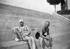 Magyarország, Budapest III., Csillaghegyi strandfürdő., 1935, Fortepan, strand, fürdőruha, fürdősapka, Budapest, terpeszülés, könyökölni, összekulcsolt kéz, lépcsőn ülni, Fortepan #6963