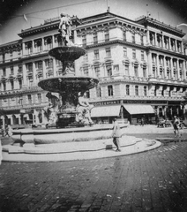 Hungary, Budapest VIII., Kálvin tér, Danubius-kút, háttérben az Első Pesti Hazai Takarékpénztár épülete., 1922, Fortepan, fountain, pedestrian, street view, Budapest, Fortepan #6965