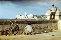 Kuba, Havanna, San Salvador de la Punta erőd, a háttérben a Morro erőd., 1974, Mészáros Zoltán, kerékpár, színes, férfiak, tenger, erőd, világítótorony, Fortepan #69768