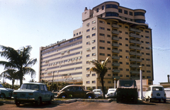 Kuba, Havanna, Avenida 1ra, Hotel Sierra Maestra., 1974, Mészáros Zoltán, színes, szálloda, Volkswagen-márka, parkoló, pálmafa, Volkswagen Bogár, Fortepan #69772