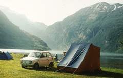 Norvégia, Geiranger, 1976, A R, színes, Polski Fiat-márka, sátor, kemping, lengyel gyártmány, automobil, rendszám, Polski Fiat 126p, tetőcsomagtartó, Fortepan #69788