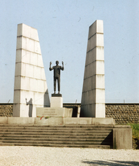 Ausztria, Mauthausen, a csehszlovák áldozatok emlékműve az egykori koncentrációs tábor helyén., 1977, A R, színes, szobor, Fortepan #69793