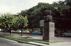 Bulgária, Várna, Sztefan Karadzsa mellszobra a Szlivnica sugárút elején., 1968, A R, színes, útjelző tábla, mellszobor, cirill írás, Sztefan Karadzsa-ábrázolás, Fortepan #69819