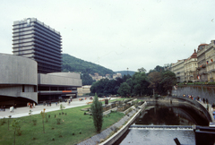 Csehország, Karlovy Vary, balra a Hotel Thermal., 1976, A R, Csehszlovákia, folyó, modern építészet, gyógyszálló, Funkcionalizmus, Vladimír Machonin-terv, Věra Machoninová-terv, Fortepan #69823