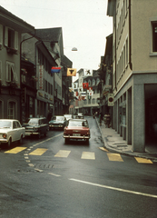 Svájc, Altdorf, Schmiedgasse., 1966, A R, színes, automobil, Vauxhall-márka, Mercedes W110, Opel Rekord P2, Fiat 1300/1500, Ford Taunus P3, gyalogátkelő, Fortepan #69830