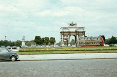 Franciaország, Párizs, Place du Carrousel, szemben a Carrousel-diadalív., 1968, A R, színes, autóbusz, emeletes autóbusz, diadalív, városnézés, Charles Percier-terv, Pierre-François-Léonard Fontaine-terv, Fortepan #69843