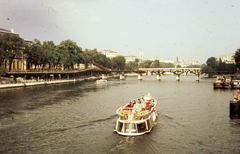 Franciaország, Párizs, a Szajna a Pont du Carrousel-ről a Pont des Arts felé nézve, balra a Louvre., 1968, A R, hajó, színes, hajókirándulás, Fortepan #69844