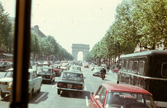 Franciaország, Párizs, Champs-Élysées a Diadalív felé nézve., 1968, A R, színes, forgalom, autóbusz, motorkerékpár, utcakép, Fiat-márka, olasz gyártmány, diadalív, sugárút, neoklasszicizmus, Jean-François Chalgrin-terv, Fortepan #69845