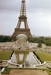 Franciaország, Párizs, a Trocadéro-kert részlete, szemben a Jéna híd a Szajnán és az Eiffel-torony., 1968, A R, színes, torony, Gustave Eiffel-terv, Fortepan #69848