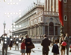 Olaszország, Velence, Szent Márk tér, jobbra a a Szent Márk-székesegyház harangtornyánál a Loggia Sansovino., 1963, A R, színes, Fortepan #69862