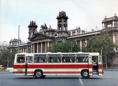 Magyarország, Budapest V., Kossuth Lajos tér, háttérben azIgazságügyi Palota (ekkor Magyar Nemzeti Galéria és az MSZMP Párttörténeti Intézete). Ikarus (Saurer) 659 autóbusz., 1970, Fortepan, színes, autóbusz, Ikarus-márka, Hauszmann Alajos-terv, eklektikus építészet, Budapest, Ikarus 659, Fortepan #69892