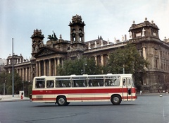 Magyarország, Budapest V., Kossuth Lajos tér, háttérben az Igazságügyi Palota (ekkor Magyar Nemzeti Galéria és az MSZMP Párttörténeti Intézete). Ikarus (Saurer) 659 autóbusz., 1970, Fortepan, színes, autóbusz, Ikarus-márka, Hauszmann Alajos-terv, eklektikus építészet, Budapest, Ikarus 659, Fortepan #69893