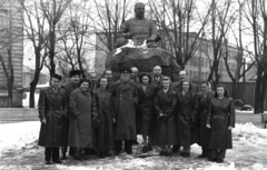 Russia, Moscow, Bolsaja Szerpuhovszkaja utca 27., Sebészeti Intézet. A Koreai Népi Demokratikus Köztársaság-ban, Szarivon-ban tevékenykedő magyar orvoscsoport, a hátsó sorban jobbról a második dr. Hirschler Imre a csoport vezetője. A felvétel a Alekszandr Vasziljevics Visnyevszkij, az Intézet alapítójának szobra előtt készült., 1954, Hirschler András, uniform, sculpture, leather jacket, army doctor, Fortepan #69926