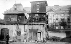 Hungary, Budapest VIII., Légszesz gyár, háttérben a Fiumei út (Köztemető utca) 12. és 14. számú ház., 1910, Jurányi Attila, ladder, firefighter, sentry-box, water jet, hosing, Budapest, Fortepan #69936