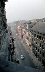 Magyarország, Budapest VIII., Luther utca a II. János Pál pápa (Köztársaság) tér felé nézve, a Rákóczi út 59. számú sarokház Luther utcai oldalának IV. emeletéről., 1969, Zsanda Zsolt, Vajszada Károly, színes, Budapest, Fortepan #70029