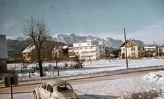 Ausztria, Feldkirch, Flurgasse, háttérben a Hoher Kasten., 1967, Zsanda Zsolt, Vajszada Károly, színes, hegy, Volkswagen Bogár, Fortepan #70035