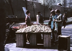 Hungary, Budapest VIII., Rákóczi út a Múzeum körút sarok felé nézve., 1968, Zsanda Zsolt, Vajszada Károly, fruit, Budapest, Fortepan #70054