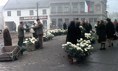 Szlovákia, Losonc, ulica Adyho - ulica Vajanského sarok, virágpiac., 1966, Zsanda Zsolt, Vajszada Károly, Csehszlovákia, színes, zászló, virág, virágárus, Fortepan #70060