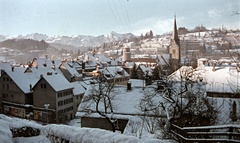 Ausztria, Feldkirch, a város látképe a várba (Schattenburg) vezető lépcsőről nézve. Balra a Katzenturm, jobbra a Szent Miklós katedrális., 1967, Zsanda Zsolt, Vajszada Károly, színes, hegy, Fortepan #70066