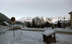 Ausztria, Feldkirch, a Rheinbergerstrasse torkolata a Liechtensteiner Strasse-ba., 1967, Zsanda Zsolt, Vajszada Károly, színes, hegy, Fortepan #70071