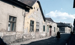 Hungary, Óbuda, Budapest III., Kiscelli utca 19. számtól a Szőlőkert utca felé nézve, háttérben a Pacsirtamező (Korvin Ottó) utca a postaépülettel., 1968, Zsanda Zsolt, Vajszada Károly, colorful, street view, Budapest, Fortepan #70101