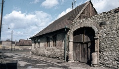 Hungary, Óbuda, Budapest III., Szőlőkert utca 13., háttérben a Föld utcai kereszteződés., 1968, Zsanda Zsolt, Vajszada Károly, colorful, street view, Budapest, arch, freestone, house number sign, gate, Fortepan #70102