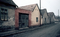 Hungary, Óbuda, Budapest III., Föld utca 18., háttérben a Szőlő utca sarok., 1968, Zsanda Zsolt, Vajszada Károly, colorful, light, street view, cobblestones, Budapest, Fortepan #70118