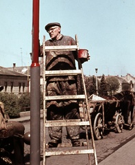 Szlovákia, Losonc, ulica Novohradská., 1963, Zsanda Zsolt, Vajszada Károly, Csehszlovákia, színes, lámpaoszlop, festék, férfi, ló, festés, szekér, Fortepan #70133