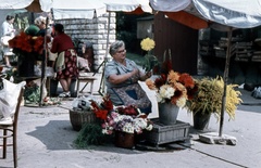 Magyarország, Budapest II., Fény utcai piac, virágárusok a Retek utcai oldalon., 1969, Zsanda Zsolt, Vajszada Károly, színes, vödör, virágárus, Budapest, Fortepan #70159