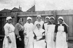 Slovakia, Ružomberok, ápolónők az első világháború alatt a barakk kórház előtt., 1917, Fortepan, First World War, tableau, women, nurse, fence, Fortepan #7017