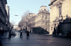 Magyarország, Budapest VI., Nagymező utca a Király (Majakovszkij) utcától nézve. Jobbra a Terézvárosi templom és a Bartók Béla Konzervatórium., 1969, Zsanda Zsolt, Vajszada Károly, színes, Budapest, Fortepan #70188