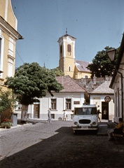 Magyarország, Szentendre, Városház tér, balra a Városháza. Háttérben a Keresztelő Szent János-templom., 1969, Zsanda Zsolt, Vajszada Károly, templom, színes, utcakép, Nysa-márka, mentőautó, lengyel gyártmány, Fortepan #70190