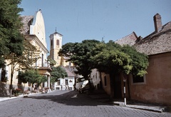 Magyarország, Szentendre, Városház tér, balra a Városháza. Háttérben a Keresztelő Szent János-templom., 1969, Zsanda Zsolt, Vajszada Károly, színes, Fortepan #70198