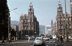 Magyarország, Budapest V., Ferenciek tere (Felszabadulás tér) a Szabad sajtó út felé nézve. Háttérben az Erzsébet híd., 1970, Zsanda Zsolt, Vajszada Károly, színes, neonreklám, Korb Flóris-terv, Giergl Kálmán-terv, palota, neon felirat, eklektikus építészet, Budapest, Sávoly Pál-terv, Volkswagen-márka, Volkswagen Bogár, Fortepan #70208