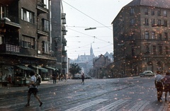 Magyarország, Budapest II., Margit körút (Mártírok útja) - Bem József utca - Horvát utca kereszteződés. Távolban a Halászbástya és a Mátyás-templom látható., 1970, Zsanda Zsolt, Vajszada Károly, színes, Budapest, Fortepan #70211