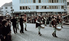 Ausztria, Feldkirch, Sparkassenplatz., 1967, Zsanda Zsolt, Vajszada Károly, színes, kockakő, dob, díszszemle, Fortepan #70214