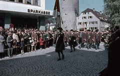 Ausztria, Feldkirch, Sparkassenplatz, háttérben a Katzenturm., 1967, Zsanda Zsolt, Vajszada Károly, színes, kockakő, díszszemle, Fortepan #70215