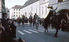 Ausztria, Feldkirch, Domplatz., 1967, Zsanda Zsolt, Vajszada Károly, színes, ló, jelmez, kockakő, díszszemle, páncél, lovag, Fortepan #70217