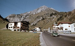 Ausztria, Stuben am Arlberg, háttérben a hegyoldalban a Flexenstrasse., 1967, Zsanda Zsolt, Vajszada Károly, színes, hegy, Volkswagen Bogár, Fortepan #70218