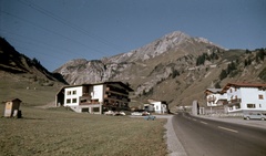 Ausztria, Stuben am Arlberg, háttérben a hegyoldalban a Flexenstrasse., 1967, Zsanda Zsolt, Vajszada Károly, színes, hegy, Fortepan #70223