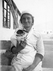 Slovakia, Ružomberok, ápolónő az első világháború alatt, háttérben a barakk kórház., 1917, Fortepan, portrait, First World War, dog, yard, ladder, nurse, fun, Fortepan #7023